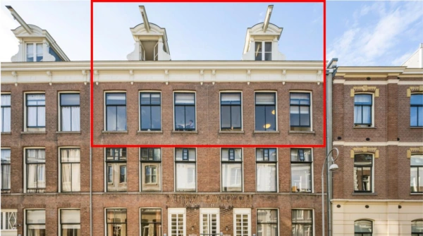 Bovenste verdiepingen van een klassiek herenhuis aan de Prof. Tulpstraat, gemarkeerd met een rood kader.